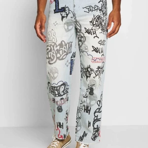 Byxir - ❕❕Säljer dessa y2k jeans, asscoola detaljer. Lite små storleken men inga synliga defekter så nästan som nya.❕❕:) går att fixa spårbar