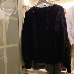 Stickad tröja - Säljer denna svarta sköna stickade tröjan då den heller aldrig kommer till användning. Använd ett fåtal gånger och är i nyskick. Passar till allt💗 FRAKTEN ingår i priset!