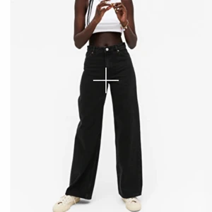 Svarta Monkijeans🖤 - Säljer dessa jeansen från Monki i storlek 27, passar mig på längden och jag är 170 övrigt sitter byxan som en lite mindre 36. Frakten står köparen för. Köpta för 400kr och använda ett fåtal gånger eftersom dem är för små för mig.
