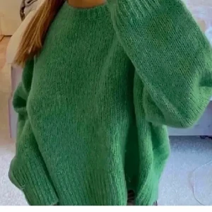 Stickad tröja - LÅNADE BILDER! Säljer denna otroligt fina gröna tröjan från hm bara på grund av att den inte kommit till användning. Super fin och i bra skick. Storlek s men skulle säga att den passar xs-L. Buda gärna eller köp direkt för 300kr❤️ (lagt bud är lagt bud) HÖGSTA BUD 400 inkl FRAKT!