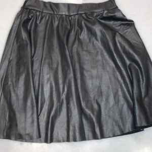 Storlek 152 - Väldigt snygg svart skinnkjol från ZARA! Storlek 152. Köpte den för unge 299kr men säljer för 90kr. Den går inte att endra i midjan men den är väldigt töjbar och stretch sig. BUDA!!!!!!