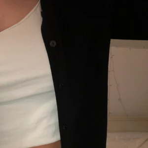 svart kofta - säljer denna jättesöta kofta, använd max 2-3 gånger! köpt från hm, relativt lång i ärmarna och det går att knäppa alla knappar! passar en ca xs-s! frakt ingår ej, kram💖