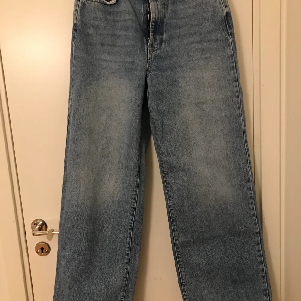 Superfina och sköna high rise jeans från gina!!! Tyvärr har lappen innuti lossnat på ena sidan men annars är de hela🤩Köparen står för frakt!❤️. Jeans & Byxor.