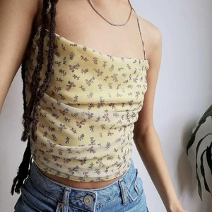 urban outfitters topp - säljer denna topp med knytning i ryggen. Slutsåld!!! Går att använda på olika sätt beroende på önskad passform. Passar XS-S, Aldrig använd, bara testad (med lapp kvar). Köparen står för frakt.  Nypris ca 350 inkluderat frakt. ⭐️