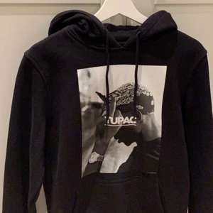 Tupac hoodie  - Säljer min tupac Hoodie från Junkyard i storlek S som endast är använd ett fåtal gånger 