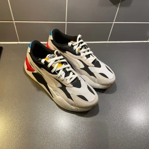 Puma skor 👟 - Skor från Puma, modell RS-X 3 Unity. Storlek 43 och helt nya med prislapp kvar. Material läder, mesh, tyg och gummisula. Nypris 1100 kr.