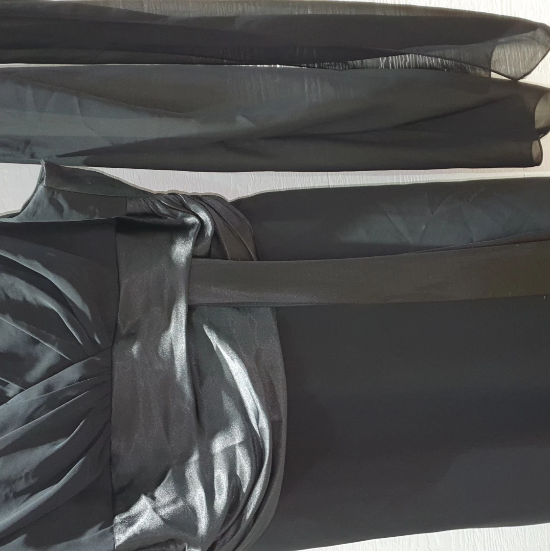 Svart klänning med sjal