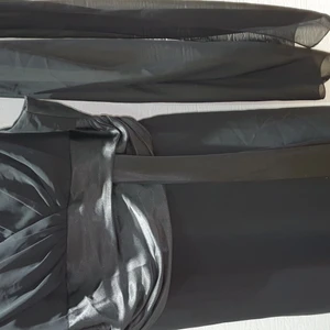 Svart klänning med sjal - Svart klänning i tyll och siden i detalj, passande sjal medföljer, använt vid 2 tillfällen, inga deff