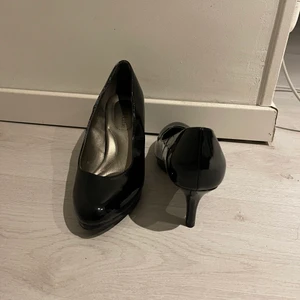 Svarta Klackskor  - Säljer dessa klackar från Kelly & Katie . Fick dem i present från USA, knappt använda, fint skick på dem. Storlek: 40. Pris kan diskuteras. För mer information kontakta mig gärna😊