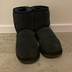 Uggs - Säljer mina mörkblåa äkta Uggs. Köpta i Australien för ca 1 år sedan. Står ingen storlek men är ca 24,5 cm, står på en storleksguide att det är 38. Använda men inte så mycket. Skickas mot fraktkostnad. 