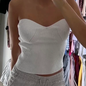 Topp från Gina tricot - Så fin topp från GinaTricot, köpt här på plick men inte använd, då den är för stor. Älskar verkligen men tror någon annan kommer få mer användning av den💕köparen betalar pris+frakt. (Första bilden är inte min)💕 skriv om frågor