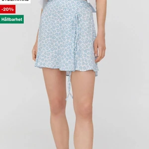 Kjol - Söt kjol från pullandbear blommig med 2 knytsnören på sidan med dragkedja där bak🤩