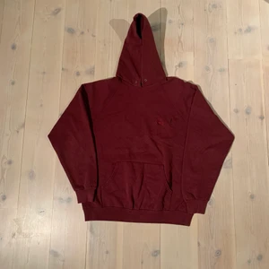 Vintage Fruit of the loom hoodie - En Fruit of the loom hoodie från 90 tal väldig ovanligt att hitta en hoodie som är Fruit of the looms egna Merch!, skick 7/10 endast en liten fläck vid loggan!, storlek L sitter boxy!