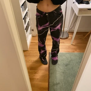 Jaded London jeans  - Intressekoll på mina jaded london jeans köpta second hand (nypris ca 1000kr) 🙌 De är lite stora för mig i midjan så de sitter som ett par low Rise, samt för långa, är ca 160 och brukar ha xs/s. Skriv för bilder eller frågor 💓 Är fler intresserade så blir det budgivning ✨