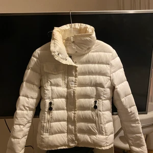 Moncler jacka - Säljer en vit äldre modell av Moncler (använt skick). Köpt för 13500kr år 2016 och säljs för ett extremt bra pris 3200. Priset går att förhandla. Storlek 1 vilket motsvarar XS. Äkthetsbevis finns i jackans innerficka. Luvan har tappat en knapp som man knäpper fast i jackan (kollat med moncler och detta går att laga). 