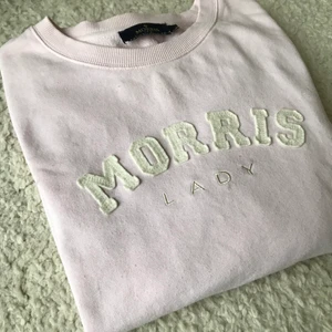 Morris collegetröja - Så fin collegetröja från MORRIS. Färgen är underbar och tröjan är väldigt varm och skön. Jättebra skick. Strl S. 