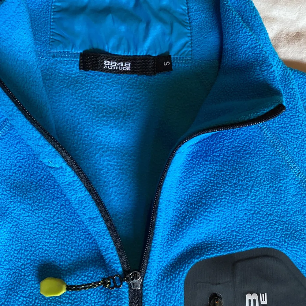 Ljusblå fleece tröja som jag köpt men ej använt. Det står att det är st s - jag tycker den är stor i storleken, kanske unisex storlek?  Köpare betalar frakt . Hoodies.