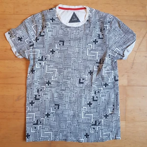 Tshirt svart/vit Mönstrad  - T-shirt med svartvitt mönster. Av märket Ajio. Köpt på marknad i Goa. Det står storlek XL men är som en M.