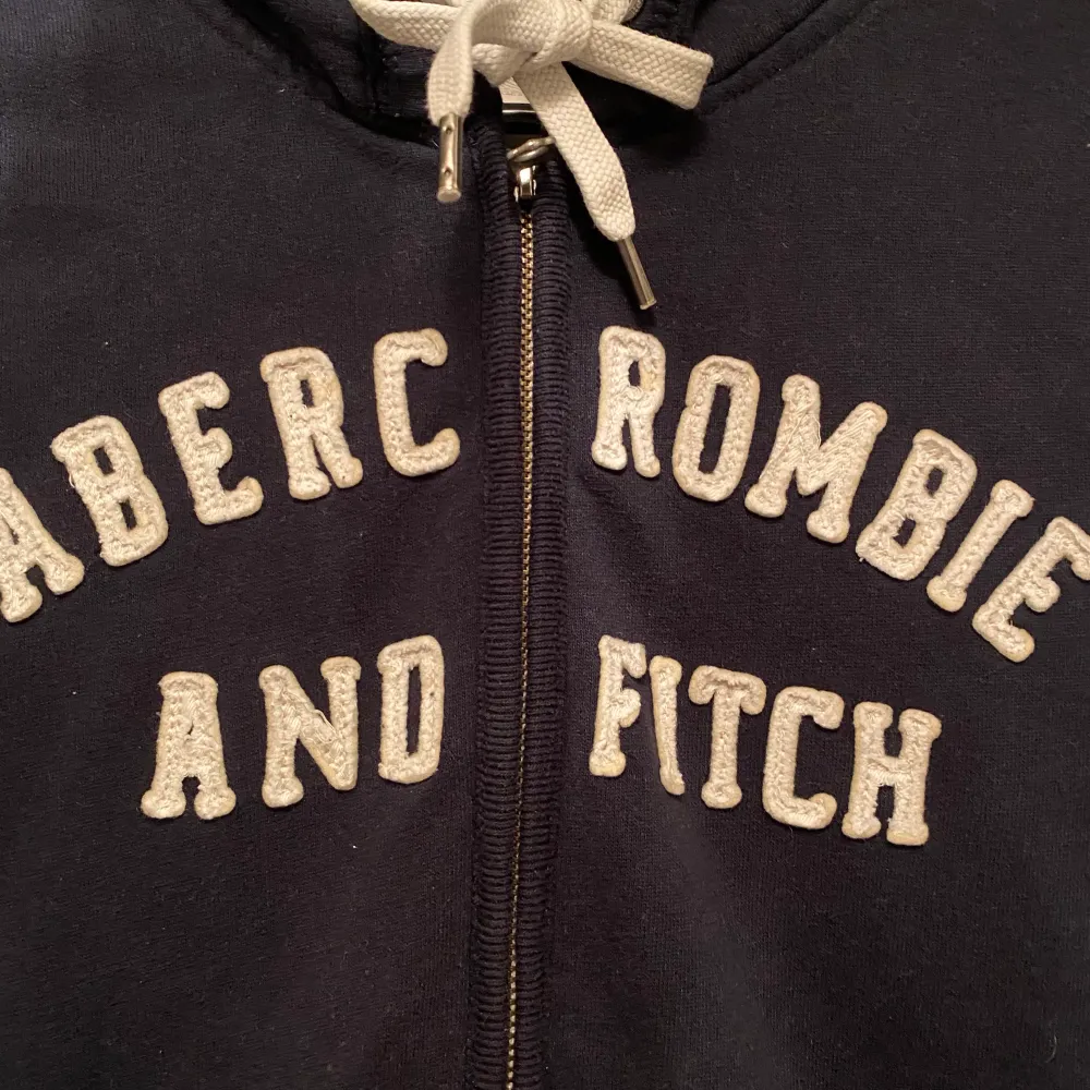 Abercrombie and fitch zip hoodie size M, men passer en S veldig fint. nesten ikke brukt så ingen bruksmerker☺️. Hoodies.
