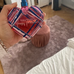 Wera wang parfym  - En Wera wang parfym i doften preppy princess, som jag fick i julklapp för två år sedan⭐️ denna doftar SÅ sjukt gott och håller på länge, men har tröttnat på den lite!! Denna är i 100ml och skulle säga att det är lite mer än hälften kvar💘💘