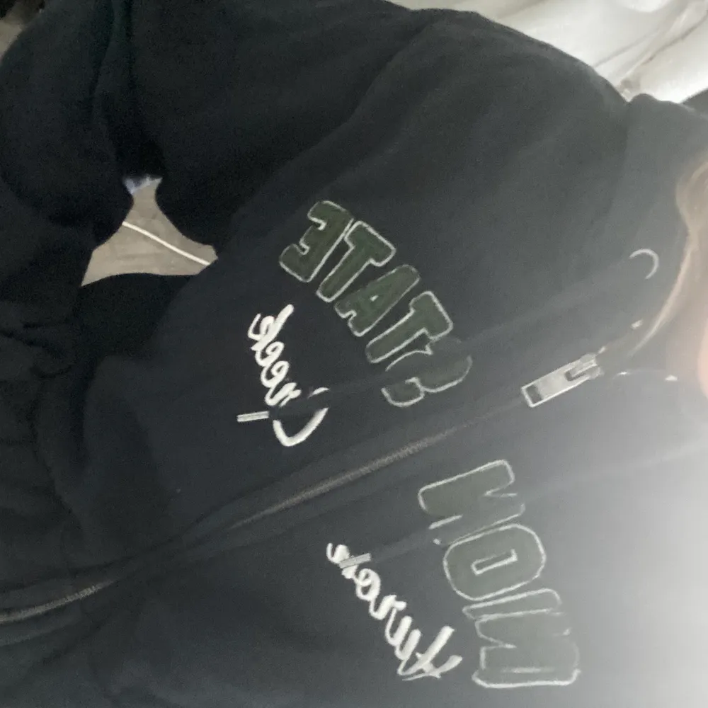 snyggaste skönaste vintgae hoodien (zip-hoodie), stl L så passar allt från xs-l beroende på hur man vill att den sitter. mörkblå med grönt tryck! jätte fint skick!. Hoodies.