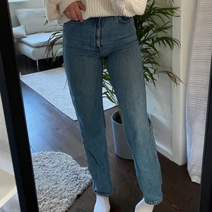 Mörkblå jeans  - Säljer dessa jättefina mörkblå jeans ifrån weekday i modellen rowe, sitter bra på mig som vanligtvis har 36, köparen står för frakten 💖💖