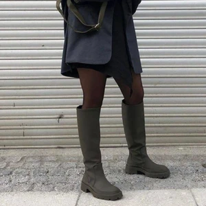 Zara stövlar  - Säljer de populära stövlarna från zara! Då dem var för små och jag missat tiden för returen. De är endast testade 1 gång och ligger kvar i kartongen. 