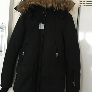 J.Lindeberg dun jacka i stl M - J.Lindeberg dun jacka i toppskick och rent.med äkta päls krage. Super varmt jacka på grun av bara dun stoppning. 