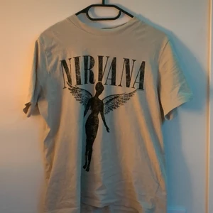 beige nirvana tshirt  - använt bara ett par gånger, bra stick :) 