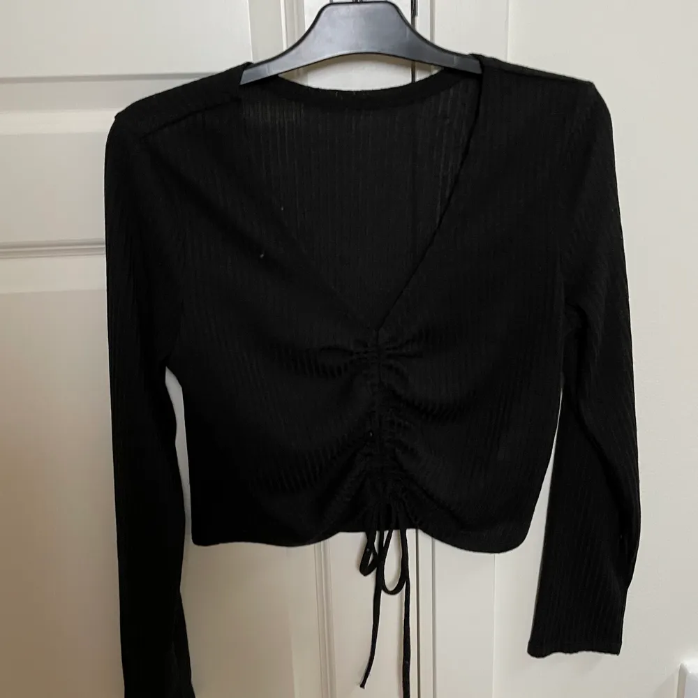 Långärmad svart tröja med snörning. Tröjor & Koftor.