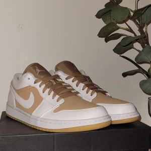 Air Jordan 1 Low Hemp White - Air Jordan 1 Low Hemp White, Storlek 42, cond: DS, köparen står för frakt, annars pickup up, Pm vid frågor! Självklart äkta 
