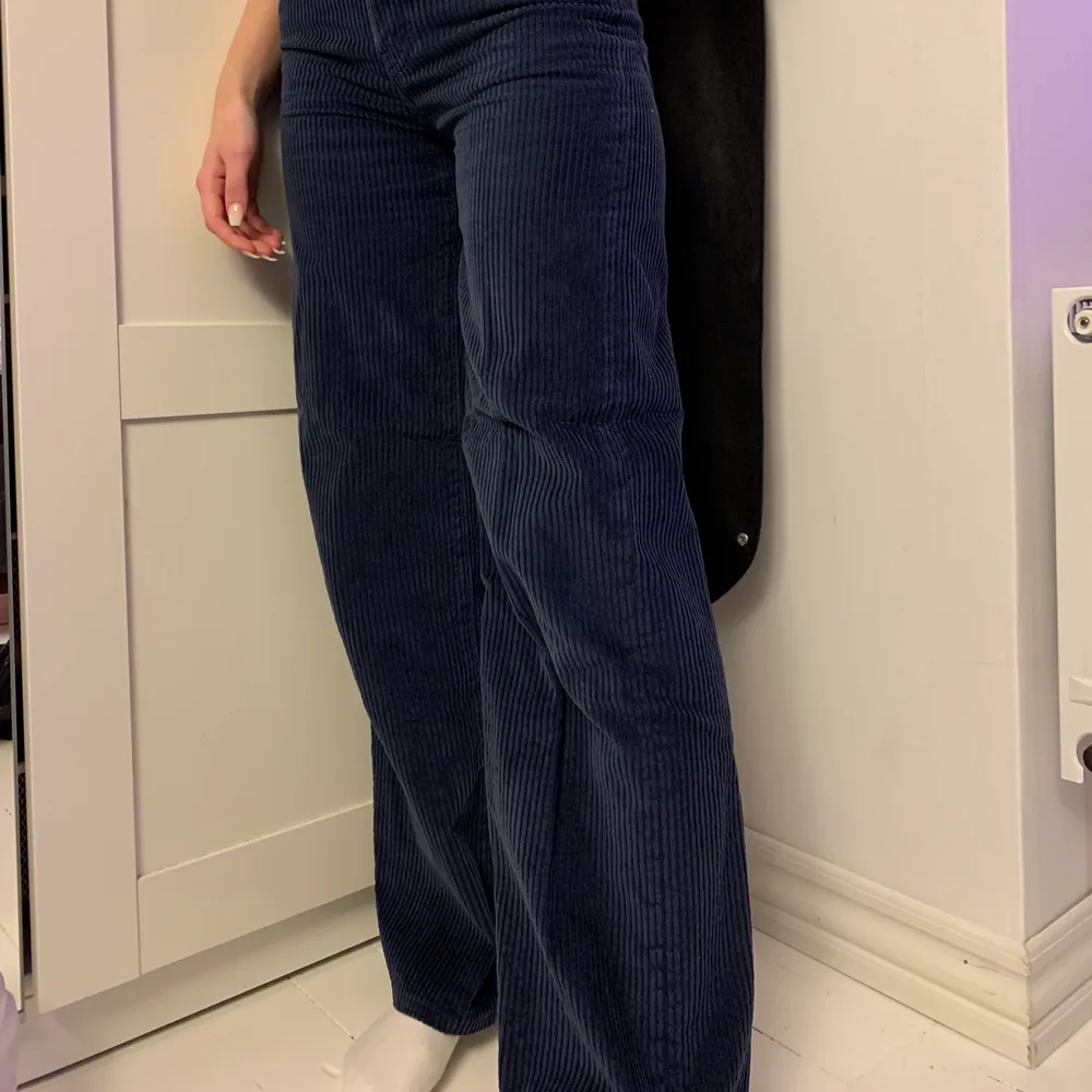 EFTERTRAKTADE Levis jeans i modellen ribcage wideleg! Jeansen är i Manchester och är väldigt långa. Har använts väldigt få gånger så ser nästan nya ut. Jeansen är i storlek 24 men skulle säga att de även passar storlek 25. Frakt tillkommer!. Jeans & Byxor.
