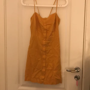 Gul sommarklänning - Fin gul sommarklänning som är justerbar där bak. Formar sig efter kroppen bra! Köpt i Japan ❤️ köparen står för frakt! 