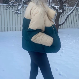 Beige, Grön vinterjacka - Cool beige och grön vinterjacka perfekt till nu när det blivit lite kallare!❄️❄️☃️☃️ Jackan är storlek xs men passar utmärkt som S och M också då den ska vara lite oversized!! Väldigt unik jacka köpt i fjol från asos men är från märket weekday! Köpt för 600 kr och säljer för 250, (pris kan diskuteras vid snabb affär)🤍🤍🤍