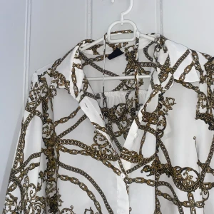 Blus - Blus från ginatricot med vida ärmar. Finns ett band som gör att du kan välja hur tajt den ska sitta.