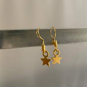 Egengjorda örhängen med stjärnberlocker ❣️ 24kr för frakten 🤍
