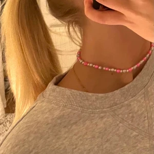 Pärlhalsband💕 - Egengjort pärlhalsband med rosa, silvriga och vita pärlor💘 24kr för frakten 🤍