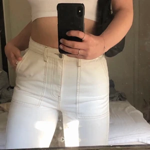 Vita jeans straight - Hejjj! Säljer dessa vita jeans som är åt det lite vidare hållet. Dessa har ej kommit till användning (bara använda vid ETT tillfälle) då jag hade velat ha dem lite längre. Jag är 165 cm 💗                                          Dessa jeans är som nya och har inga defekter eller liknande. Köparen står för frakt om ni inte kan mötas förstås. Om ni har fler frågor, kontakta mig privat! 💗