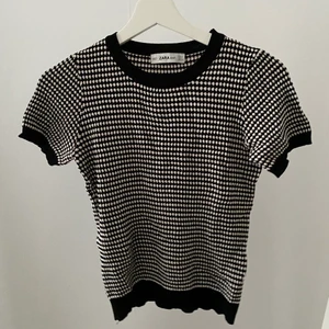 Populär tröja från Zara  - Säljer denna populära tröja från zara enbart för att den inte kommer till användning, enbart provad. Jättefint skick tack vare näst intill oanvänd. Storlek S men skulle säga att den passar xs-m