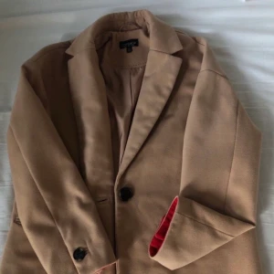 Beige Kappa - Beige kappa från topshop. Röda detaljer. Storlek 36. Mycket bra skick. 