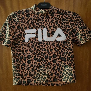 Fila magtröja  - Den är i bra skick och har tvättats några gånger men har ej varit använd på några månader,