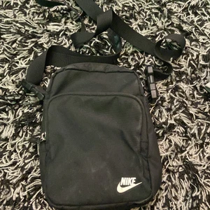Svart nike axelväska - bra skick