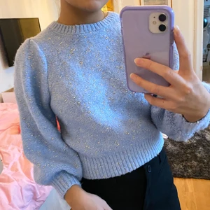 Stickad tröja från Zara - Supergullig blå stickad tröja från Zara med lite guld i! Så skönt material, speciellt fin nu till vintern! Kan mötas upp i Lund/Malmö annars står köparen för frakten!🥰