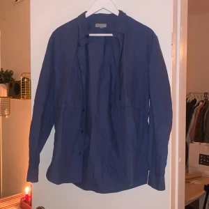 Cos skjorta strl S - Cos - skjorta i bomull säljes i gott skick.