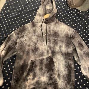 Grå hoodie  - Grå hoodie large knappt använd. Hoodien är väldigt tjock och mysig  XL sitter som Large