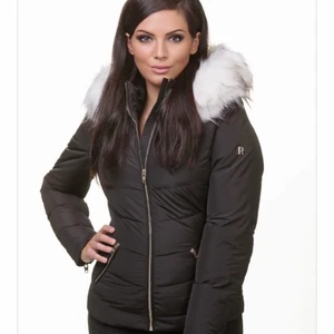 Vinterjacka  - Jätte fin vinterjacka från rock and blue med äkta päls den är använd ett Max 5 gånger och är i fint skick.