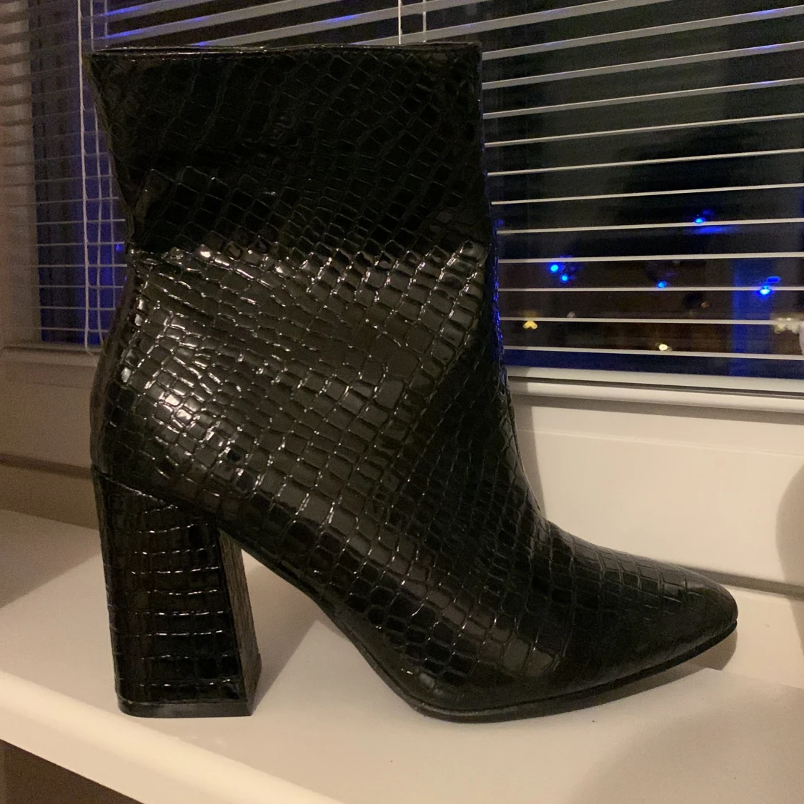 Breda Krokodilmönstade stövletter