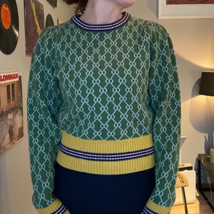 Grön stickad tröja stl S - Grön stickad tröja från Nelly. Stl: S färg: grön skick: begagnad jag är 165cm och har Stl 34/36