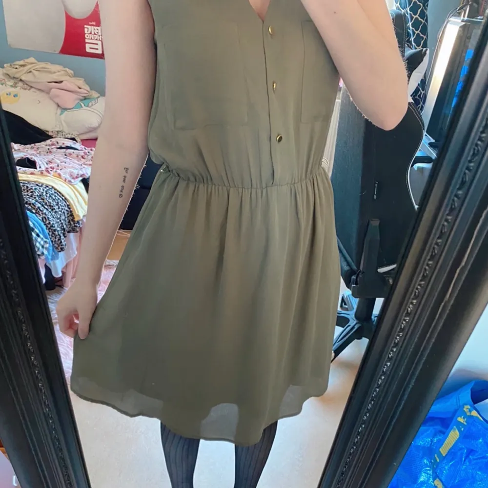 En söt, casual grön-ish klänning.💚 Är i storlek 36, men tycker den är lite för stor för mig som är S. Saknar ett band i midjan. Aldrig använd och i mycket fint skick!. Klänningar.