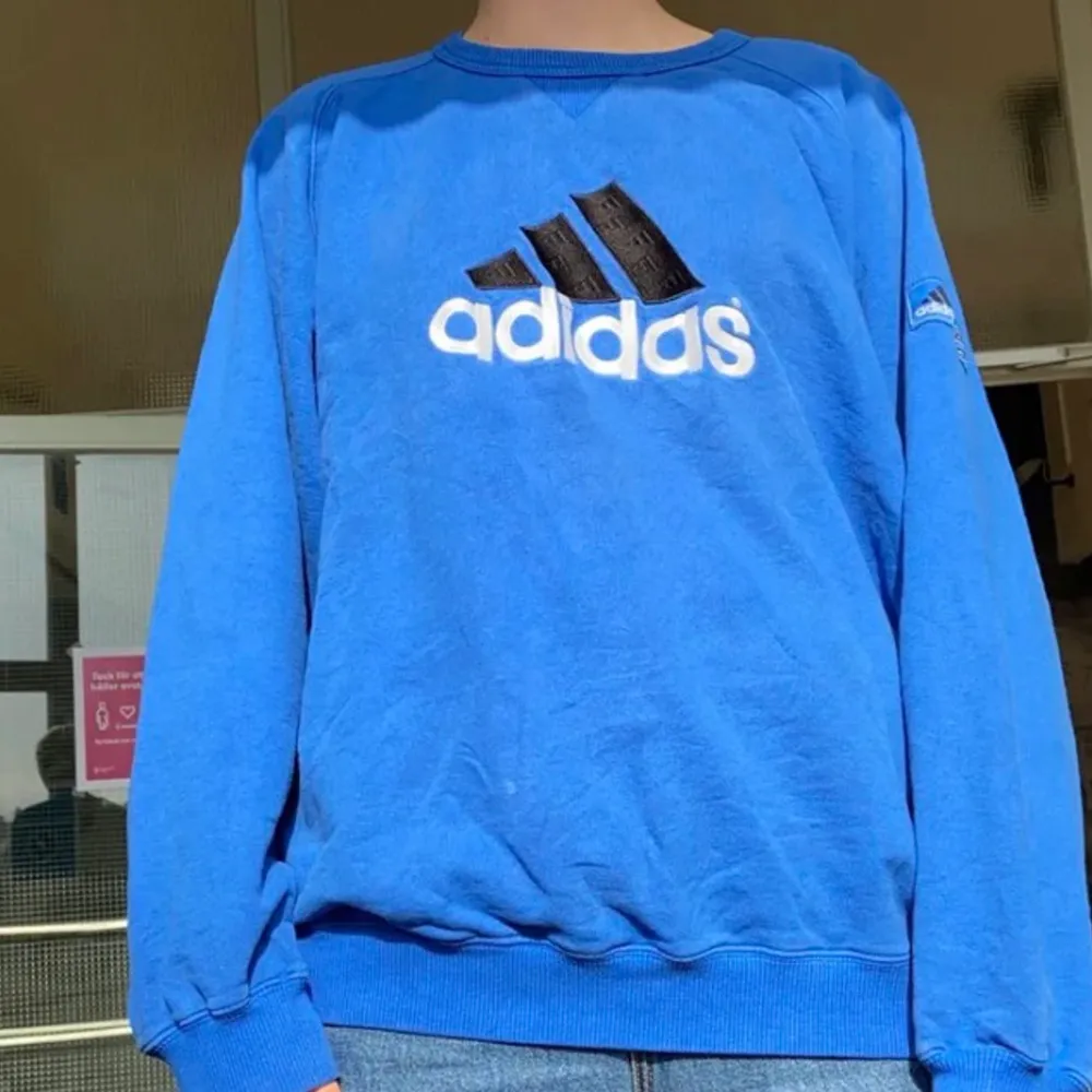 Säljer denna asfint blåa adidas sweatern 💙 så cool och inte nopprig, sitter oversized på mig som är S. skriv vid frågor eller för fler bilder!. Tröjor & Koftor.